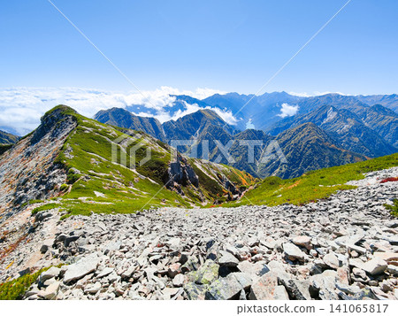Autumn climb of Mt. Harinoki and Mt. Renge (Harinoki Pass to the summit of Mt. Harinoki: View towards Mt. Yarigatake) 141065817