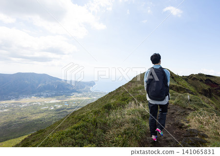 學生攀登八丈富士山的背影 學生攀登八丈富士山的背影 141065831