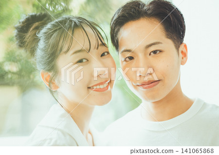 一張共享美感的情侶合照:女友依偎在男友身邊,男友溫柔地微笑。 一張共享美感的情侶合照:女友依偎在男友身邊,男友溫柔地微笑。 141065868