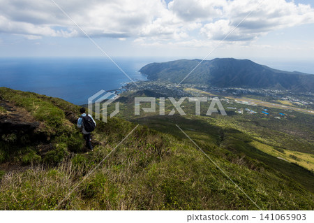 學生攀登八丈富士山的背影 學生攀登八丈富士山的背影 141065903