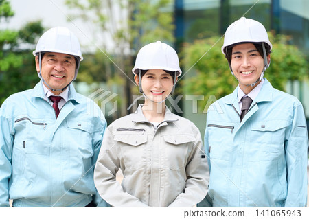 亞洲建築工人微笑著站著 141065943