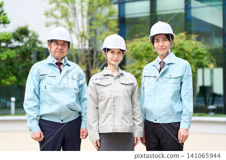 亞洲建築工人微笑著站著 141065944