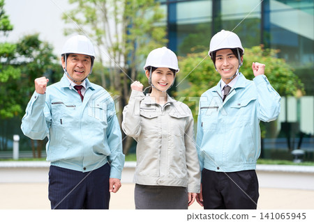 亞洲建築工人微笑著站著 141065945
