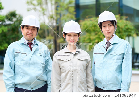 亞洲建築工人微笑著站著 141065947