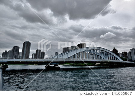 從隅田川露台眺望中央區築田的塔式公寓大樓,越過永泰橋,可以看到雨雲。 從隅田川露台眺望中央區築田的塔式公寓大樓,越過永泰橋,可以看到雨雲。 141065967