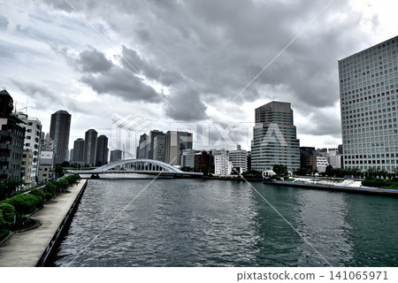 從隅田川露台眺望中央區築田的塔式公寓大樓,越過永泰橋,可以看到雨雲。 從隅田川露台眺望中央區築田的塔式公寓大樓,越過永泰橋,可以看到雨雲。 141065971