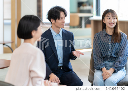 工程師們在辦公室開會 141066402
