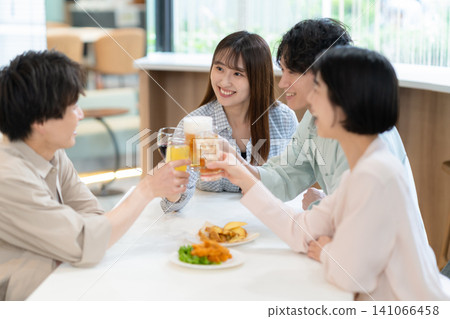 年輕男女朋友們一起喝酒聚會 141066458
