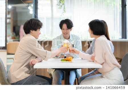 年輕男女朋友們一起喝酒聚會 141066459