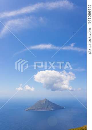 從八丈富士山頂看到的八丈小島 從八丈富士山頂看到的八丈小島 141066492