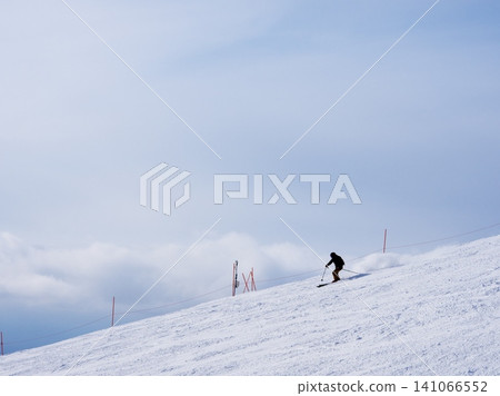 滑雪者們正在二世古村滑雪度假村的仙境雪道上滑行 滑雪者們正在二世古村滑雪度假村的仙境雪道上滑行 141066552