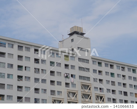 老舊公寓大樓的外觀和藍天 老舊公寓大樓的外觀和藍天 141066633