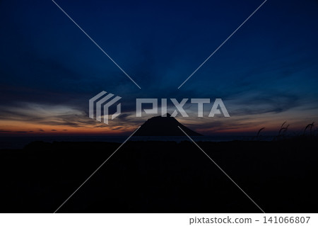 從南千丈敷可以欣賞八丈小島的壯麗景色和日落。 從南千丈敷可以欣賞八丈小島的壯麗景色和日落。 141066807