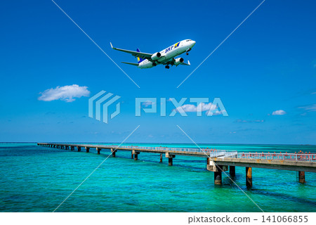 一架客機降落在下地島機場,背景是碧綠的大海和碼頭。 一架客機降落在下地島機場,背景是碧綠的大海和碼頭。 141066855