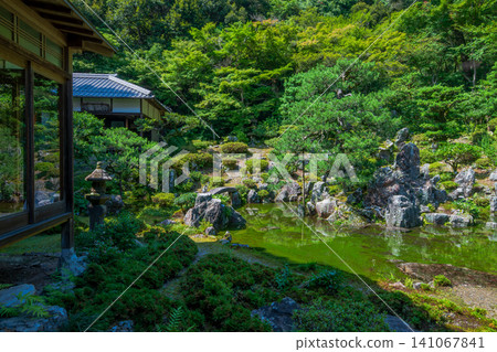 滋賀縣米原市青巖寺庭園:雨後出現的池塘庭園。 滋賀縣米原市青巖寺庭園:雨後出現的池塘庭園。 141067841