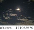 一輪神秘的滿月，宛如一顆寶石，在夢幻般的夜空中閃耀。 141068670