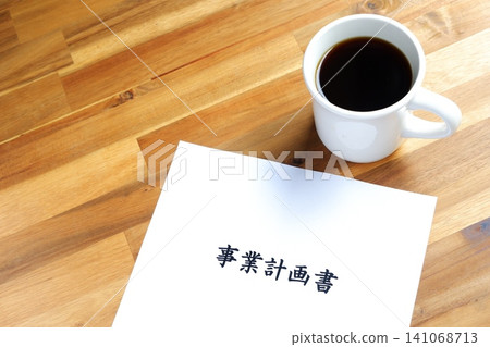 商業計劃書-企業家在創辦新企業前製定商業計劃書的圖片。 商業計劃書-企業家在創辦新企業前製定商業計劃書的圖片。 141068713