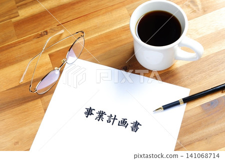 商業計劃書-企業家在創辦新企業前製定商業計劃書的圖片。 商業計劃書-企業家在創辦新企業前製定商業計劃書的圖片。 141068714