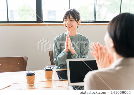 Meeting, businesswoman having a meeting (praise, praise, promotion, advancement, achievement) Meeting, businesswoman having a meeting (praise, praise, promotion, advancement, achievement) 141069003