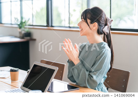 Meeting, businesswoman having a meeting (praise, praise, promotion, advancement, achievement) 141069004