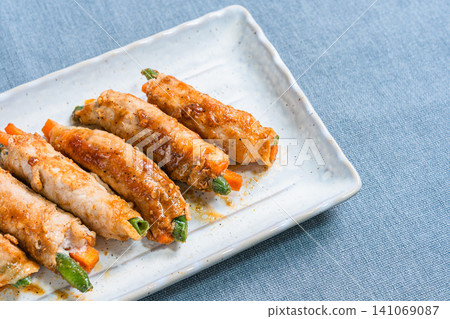 豬肉捲配四季豆和胡蘿蔔:一道色彩繽紛的蔬菜肉捲菜餚。 豬肉捲配四季豆和胡蘿蔔:一道色彩繽紛的蔬菜肉捲菜餚。 141069087