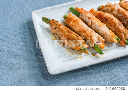 豬肉捲配四季豆和胡蘿蔔:一道色彩繽紛的蔬菜肉捲菜餚。 豬肉捲配四季豆和胡蘿蔔:一道色彩繽紛的蔬菜肉捲菜餚。 141069088