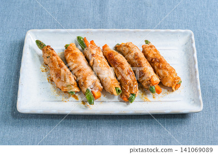 豬肉捲配四季豆和胡蘿蔔:一道色彩繽紛的蔬菜肉捲菜餚。 豬肉捲配四季豆和胡蘿蔔:一道色彩繽紛的蔬菜肉捲菜餚。 141069089