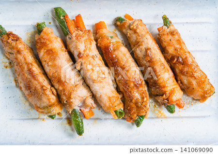 豬肉捲配四季豆和胡蘿蔔:一道色彩繽紛的蔬菜肉捲菜餚。 豬肉捲配四季豆和胡蘿蔔:一道色彩繽紛的蔬菜肉捲菜餚。 141069090