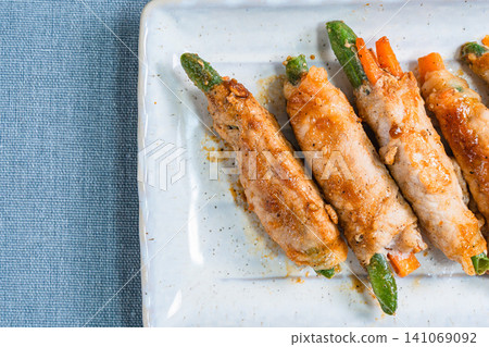 豬肉捲配四季豆和胡蘿蔔:一道色彩繽紛的蔬菜肉捲菜餚。 豬肉捲配四季豆和胡蘿蔔:一道色彩繽紛的蔬菜肉捲菜餚。 141069092