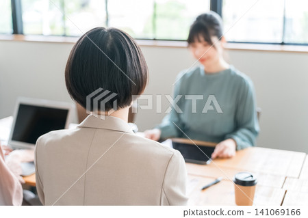 Asian women and business women (sales and planning) who have meetings, meetings, and meetings while looking at documents and materials Asian women and business women (sales and planning) who have meetings, meetings, and meetings while looking at documents and materials 141069166