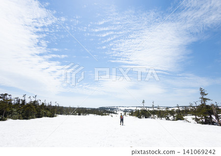 Akita Hachimantai: Mountain trails still covered in snow Akita Hachimantai: Mountain trails still covered in snow 141069242
