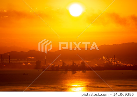 日出時的別府灣和大分沿海工業區 日出時的別府灣和大分沿海工業區 141069396