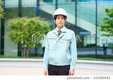 身穿工作服的亞洲男子 141069442