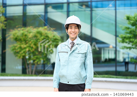 身穿工作服的亞洲男子 141069443