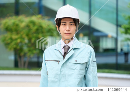 身穿工作服的亞洲男子 141069444