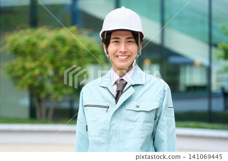 身穿工作服的亞洲男子 141069445