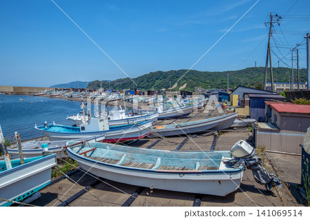 [Nakadomari Town, Aomori Prefecture] A scene of the boat landing area at Kodomari Fishing Port where small fishing boats gather. 141069514
