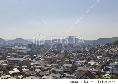 從空中俯瞰一片住宅區,背景是連綿的山脈。 從空中俯瞰一片住宅區,背景是連綿的山脈。 141069672