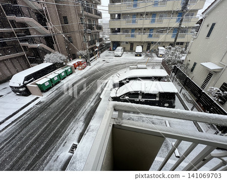 winter, snowy, vehicle 141069703