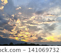 金色的夕陽和南阿爾卑斯山脈；背景圖片為夕陽西下，雲海翻騰。 141069732