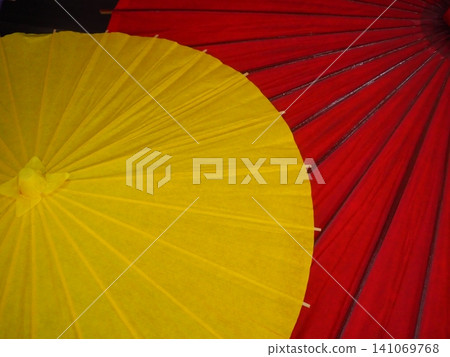 一把紅色的日本傘和一把黃色的日本傘 一把紅色的日本傘和一把黃色的日本傘 141069768