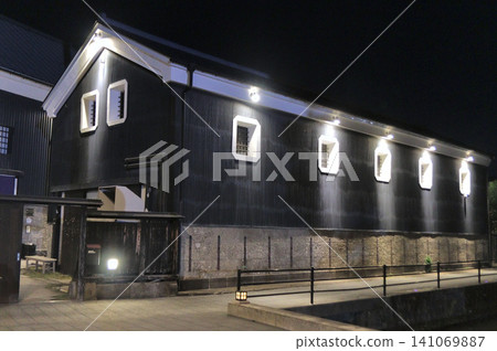 Night view of a brewery in a sake cellar (Osaki City, Miyagi Prefecture) Night view of a brewery in a sake cellar (Osaki City, Miyagi Prefecture) 141069887