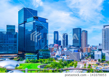 JR大阪站附近的梅田地區:摩天大樓群 JR大阪站附近的梅田地區:摩天大樓群 141070053