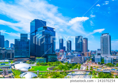 JR大阪站附近的梅田地區:摩天大樓群 JR大阪站附近的梅田地區:摩天大樓群 141070254