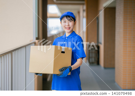 Smiling female driver carrying luggage 141070498