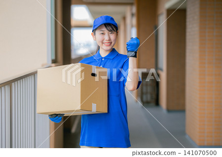 微笑的女司機提著行李 141070500