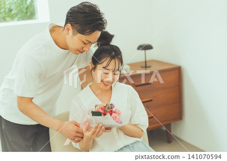 男人送女人一束花的日常生活 141070594