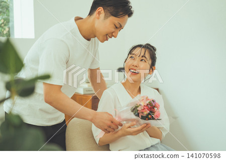 The everyday life of a man giving a woman a bouquet of flowers The everyday life of a man giving a woman a bouquet of flowers 141070598