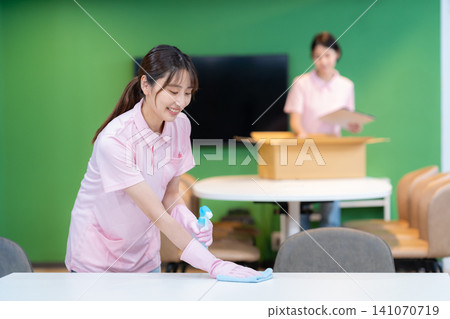 Office cleaner 141070719