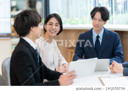 商務人士在辦公室開會 141070734